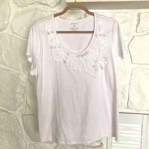 White stag top white w/ fabric flowers short sleeve